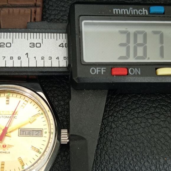 Vintage 1981 Citizen Automatic Mens Silver Watch W/daydate & Red accents - Picture 7 of 10